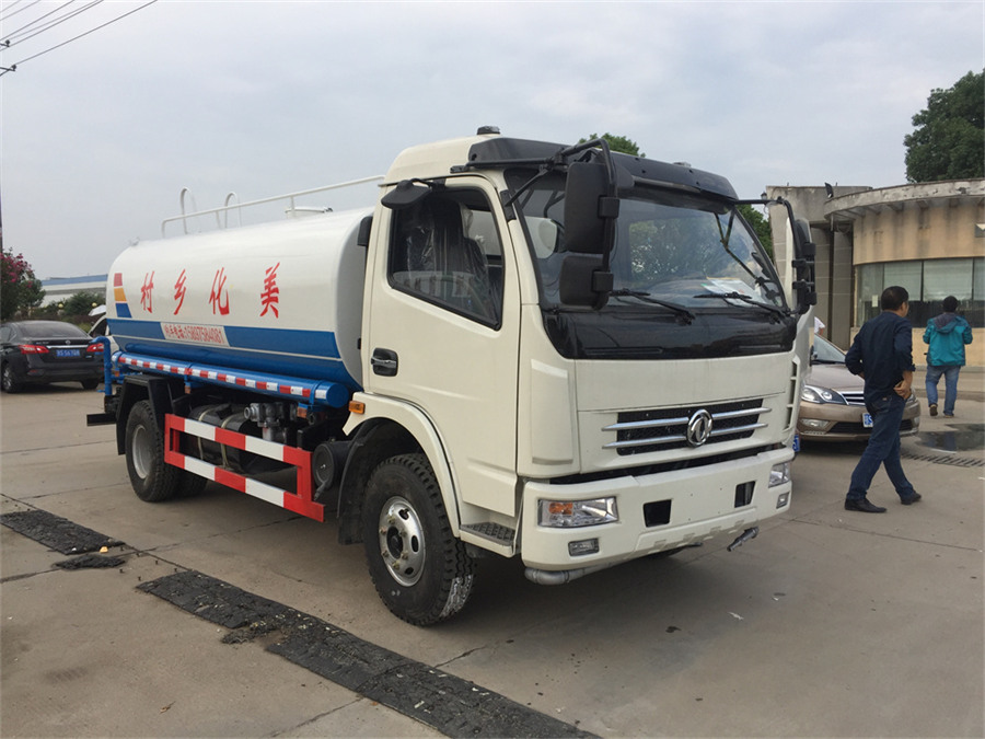 8方灑水車(chē) 東風(fēng)國(guó)三不上戶出口型灑水車(chē)廠家
